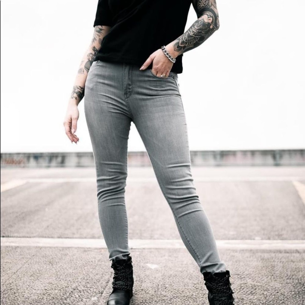 EARNEST Sewn Harlan 557 Foster Skinny Jeans